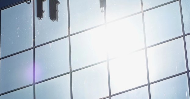 Wraz ze wzrostem temperatur w Europie ok. 16,6 tys. szkół doświadcza co najmniej jednego dnia z temperaturą powyżej 30°C, a do 2050 roku liczba takich szkół może się podwoić. Wysokie temperatury pogarszają warunki w klasach i utrudniają uczniom naukę, dlatego coraz większego znaczenia nabiera dostosowanie budynków do zmieniającego się klimatu. Jednym z rozwiązań jest ograniczanie ich nagrzewania, zanim konieczne stanie się użycie klimatyzacji.